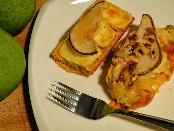 Gruszka w dwóch odsłonach z serem brie i gorgonzolą na ciepło