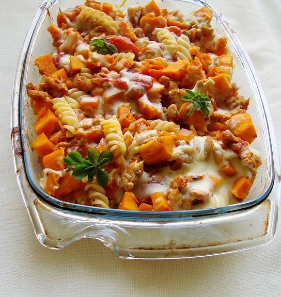 Smakowite zapiekane fusilli z kurczakiem i dynią
