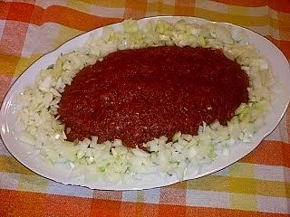 Tatar wołowy z żółtkiem i przyprawami