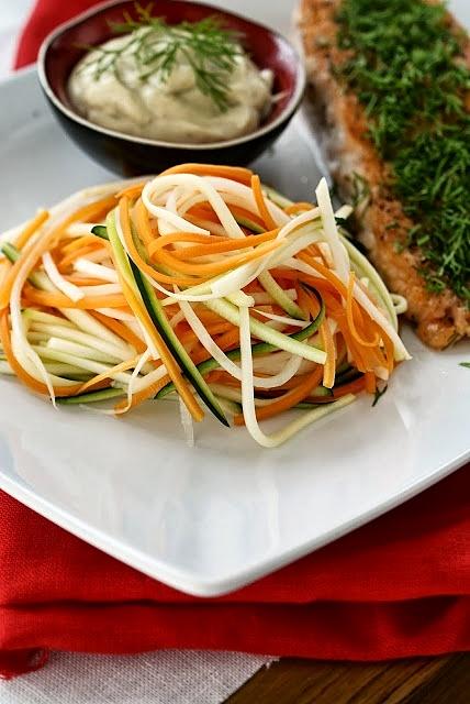 Warzywne spaghetti z sosem gorgonzola i łososiem