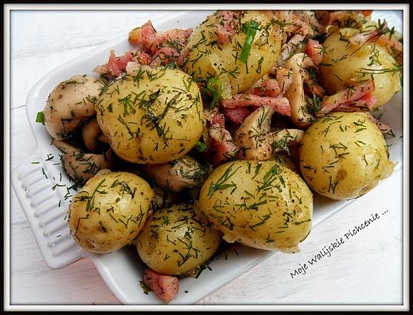 Ziemniaki w mundurkach z boczkiem i pieczarkami