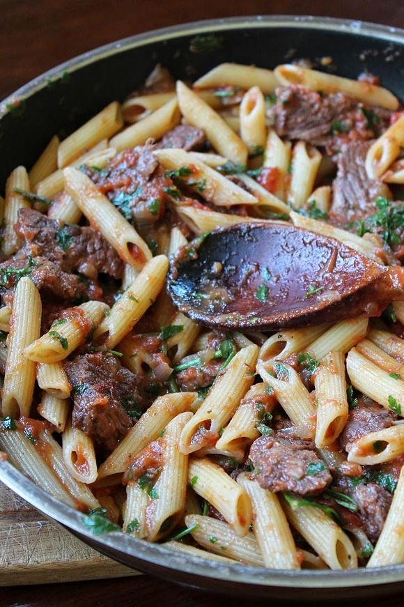 Penne z wołowiną w czerwonym winie i pomidorach