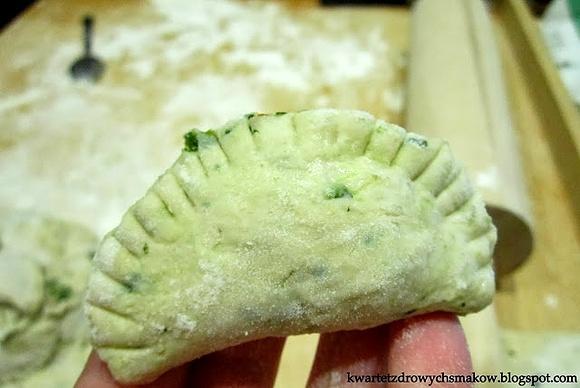 Orkiszowe pierogi ze szpinakiem i suszonymi pomidorami