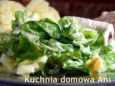Sałata z jajkiem i sosem jogurtowo-koperkowym