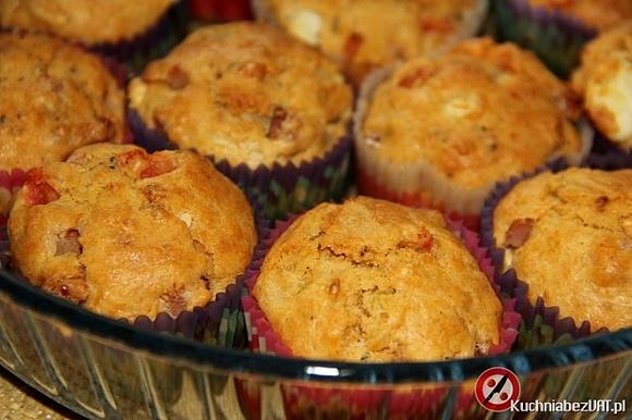 Wytrawne muffinki z szynką serem feta i pomidorem