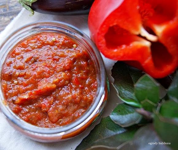 Ajvar - lekko pikantna pasta warzywna z papryki i bakłażana