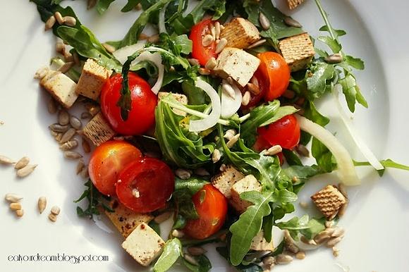 Sałatka z tofu, rukolą, pomidorkami i sosem z mango