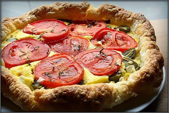 Tarta z trzema serami, kurkami, rozmarynem, aktinidią i pomidorami