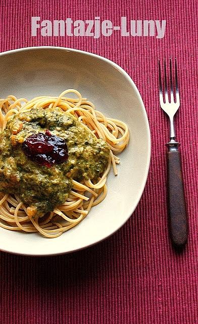 Spaghetti z sosem szpinakowo-bazyliowym