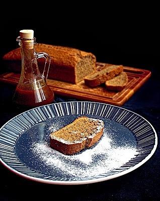 Kawa w cieście i karmelu – kawowe ciasto z sosem karmelowym