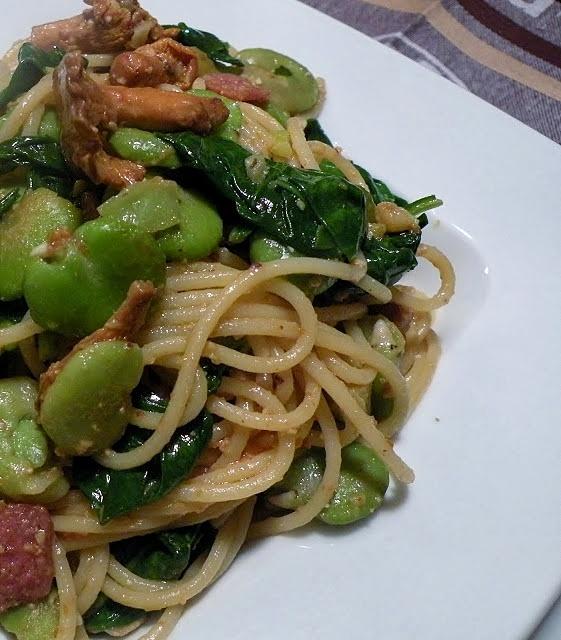 Spaghetti z bobem kurkami i szpinakiem