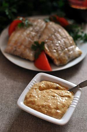 Ostry sos z suszonych papryczek piri-piri i musztardy