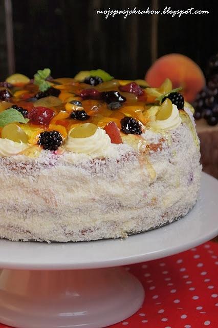 Tort śmietanowy z nutką cytryny i kokosa z owocami