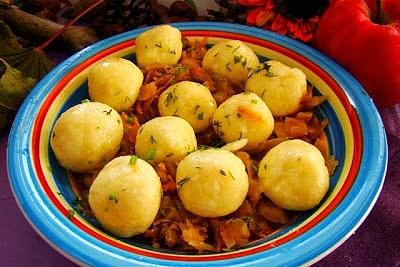 Ziemniaczane kulki z kiszoną kapustą