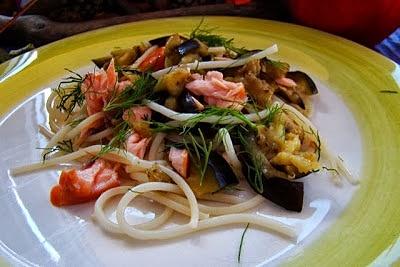 Spaghetti z bakłażanem i wędzonym łososiem