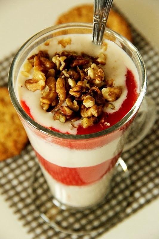 Bananowy jogurt naturalny z musem truskawkowym