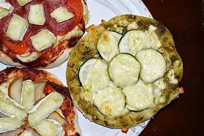 Mini pizza z serem i dodatkami
