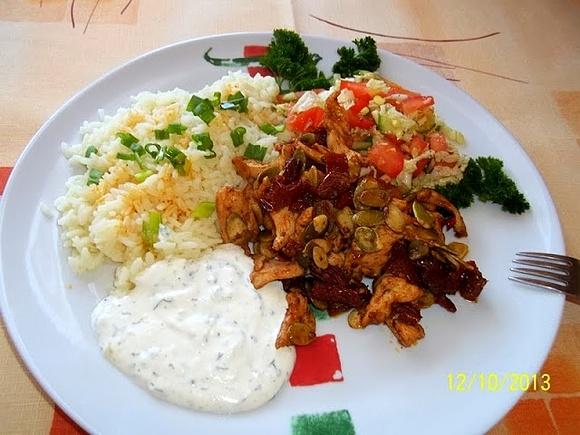 Filet z kurczaka z suszonymi pomidorami i pestkami dyni