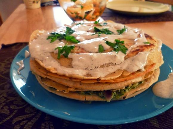 Naleśnikowy torcik ze szpinakiem i serem feta