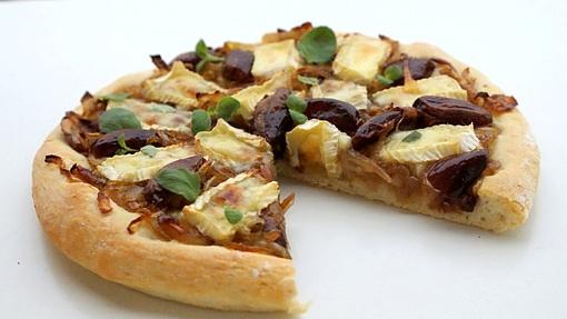 Pizza z cebulą, daktylami i serem camembert