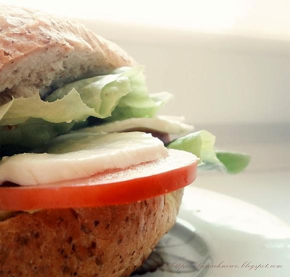 Pomidor i mozzarella na pełnoziarnistym bułce