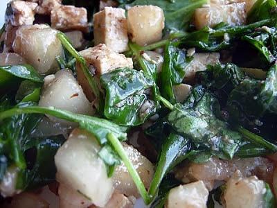 Sałatka z rukolą gruszkami orzechami i tofu