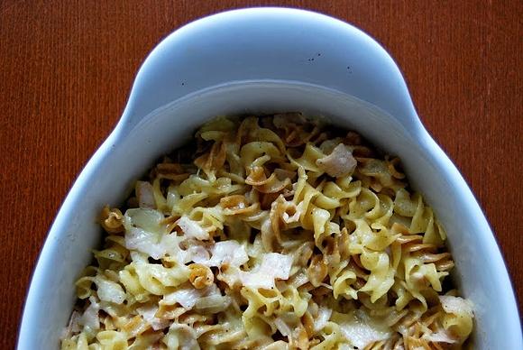 Zapiekanka makaronowa z szynką i cebulą w sosie śmietanowym