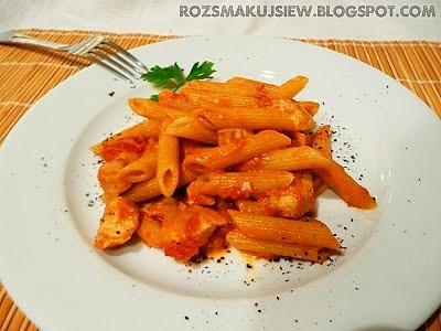 Penne z kurczakiem w kremowym sosie pomidorowym z mascarpone