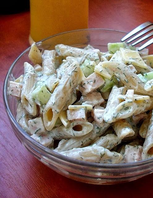 Odchudzona sałatka z tortellini, szynką i ogórkiem w sosie koperkowym