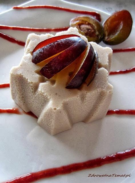Wegańska panna cotta z kaszą jaglaną w śliwkowym sosie z wanilią i pomarańczą