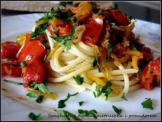 Spaghetti z dynią, pietruszką i pomidorami