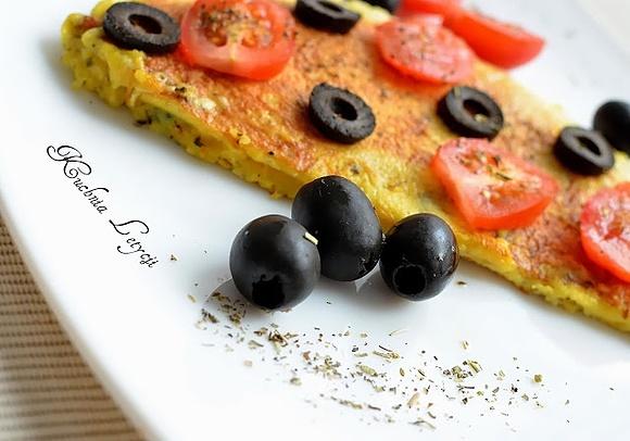 Omlet z oliwkami i pomidorami