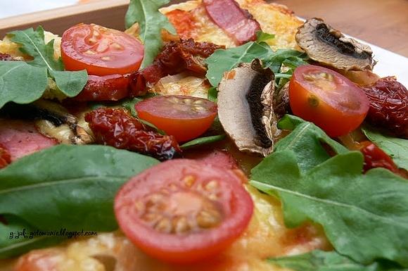 Pizza z rukolą i suszonymi pomidorami