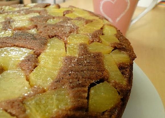 Odwracane ciasto kakaowe z gruszkami