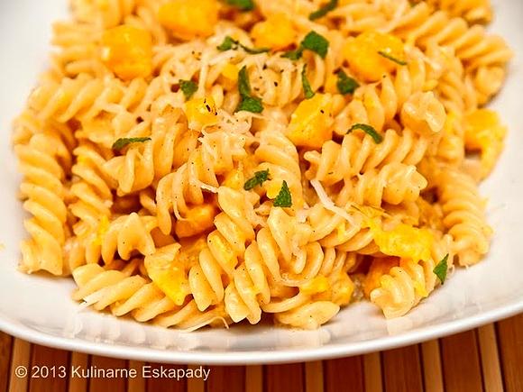 Makaron z dynią i śmietankowo-cynamonowym sosem