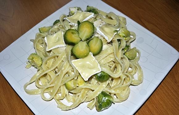 Tagliatelle z serem brie, brukselką i kurczakiem