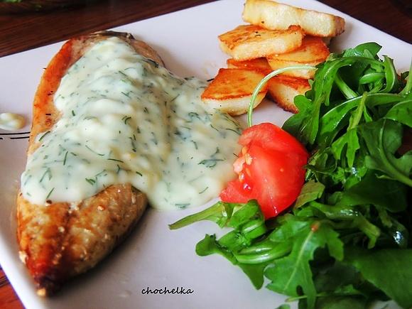 Smażony filet z makreli z sosem koperkowo-śmietanowym