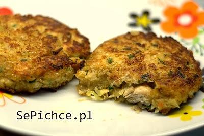 Okonomiyaki – japońskie ciasto warzywne z kurczakiem i sosem