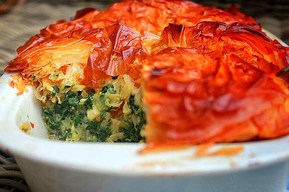 Spanakopita tradycyjna grecka zapiekanka ze szpinakiem i serem