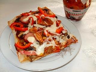 Pizza wiejska na cienkim spodzie
