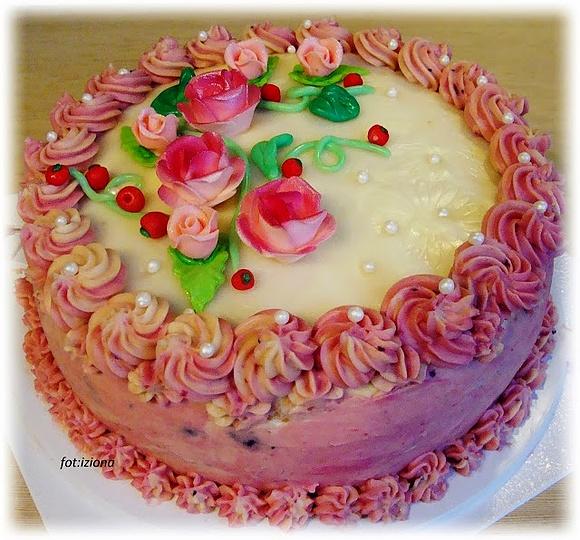 Różowy tort urodzinowy z motywem różanym