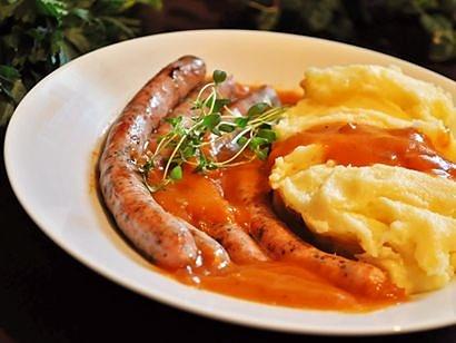 Kiełbaski z puree ziemniaczanym w diabelskim sosie