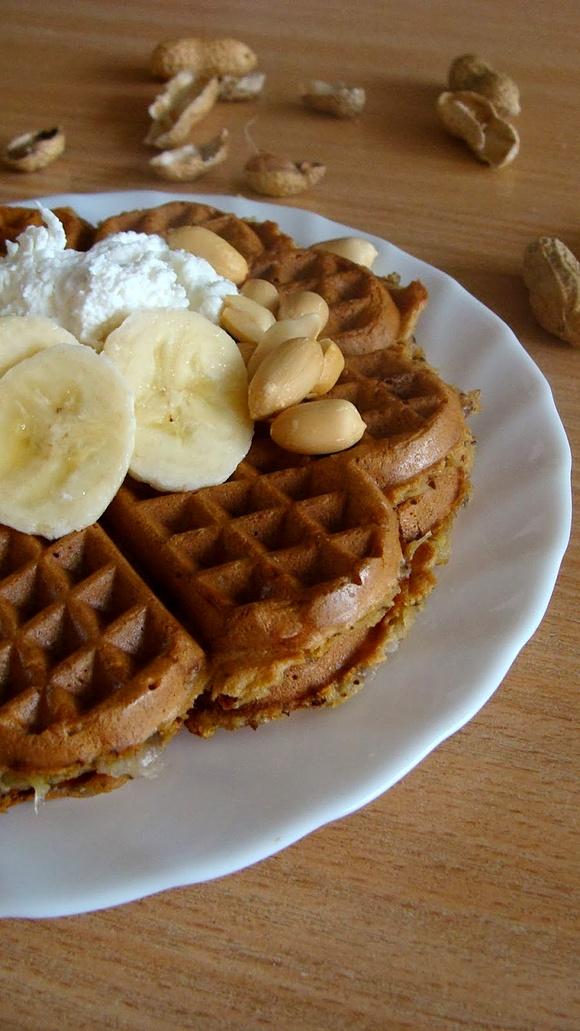 Bananowo-orzechowe gofry żytnie z ricottą i masłem orzechowym