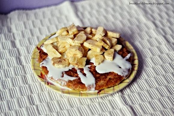 Omlet z płatków 5 zbóż z jogurtem i bananem
