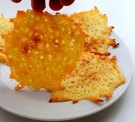 Chipsy z sera cheddar