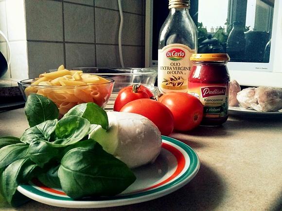 Zapiekanka z makaronem, kurczakiem, pomidorami i mozzarellą bez piekarnika