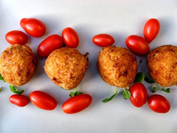 Arancini włoskie kule ryżowe z sosem bolognese