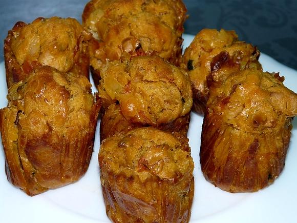 Wytrawne muffinki z kurczkiem i cukinią duszoną w pomidorach