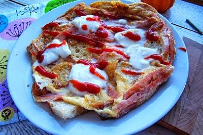 Śniadanie omletowe z mozzarellą