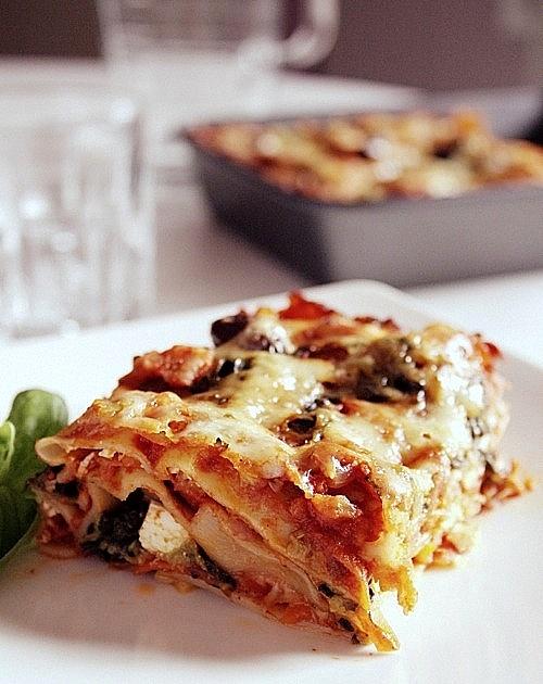 Warzywne lasagne ze szpinakiem i fetą